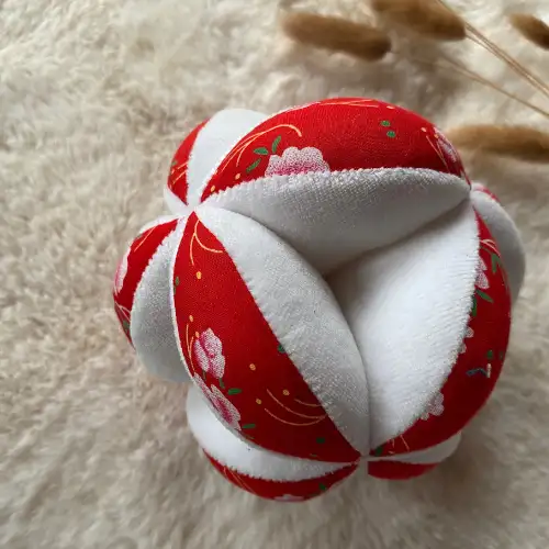 Balle de préhension Petit Pan PIVOINE ROUGE